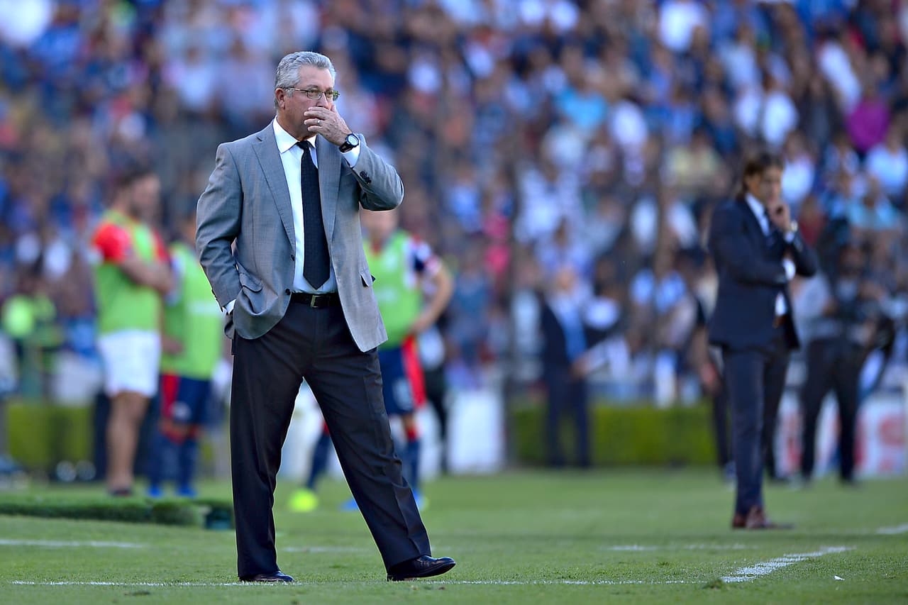 Con la salida de Matías Almeyda, las miras apuntan hacia Víctor Manuel Vucetich para asumir como entrenador de las Chivas.