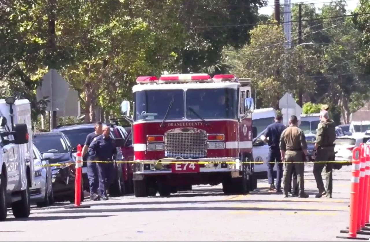 El distrito escolar de Santa Ana (SAUSD) publicó un
<a href="https://www.sausd.us/site/default.aspx?PageType=3&DomainID=1&ModuleInstanceID=6157&ViewID=6446EE88-D30C-497E-9316-3F8874B3E108&RenderLoc=0&FlexDataID=112569&PageID=1" target="_blank">comunicado</a> a las 12:45 p.m. en el cual anunciaba que se había resuelto la situación.