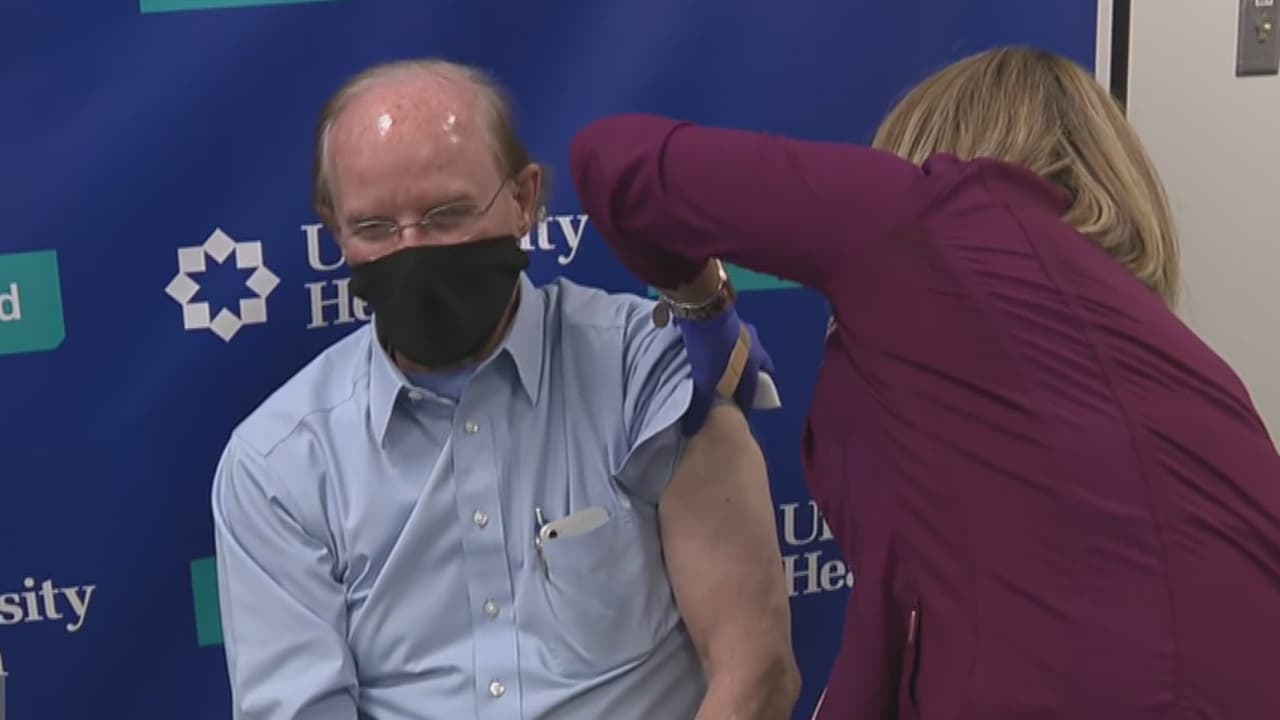 El juez del condado de Bexar, Nelson Wolff, recibe la vacuna contra el coronavirus
