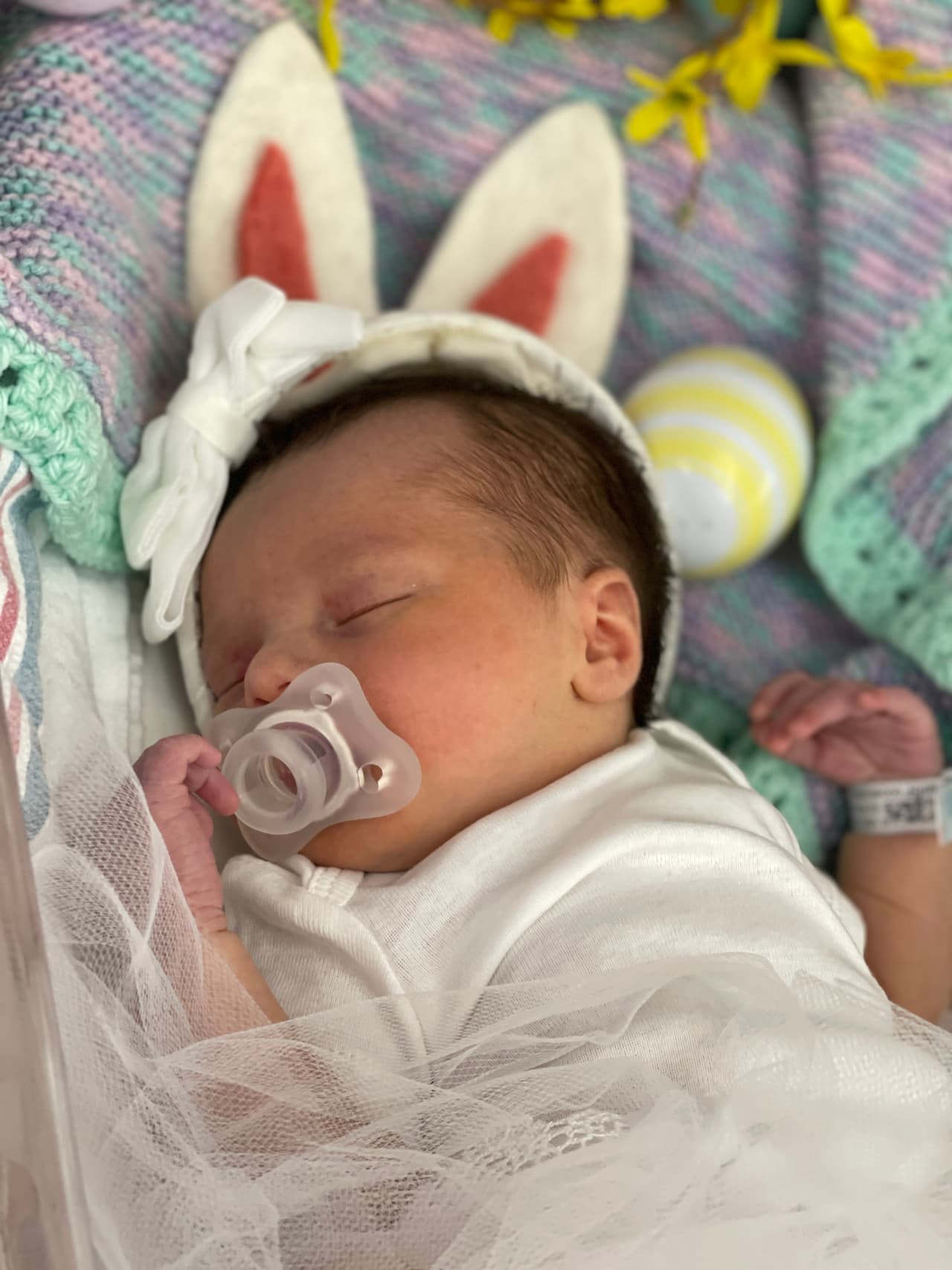 El personal del hospital los vistió como pequeños conejitos de Pascua.