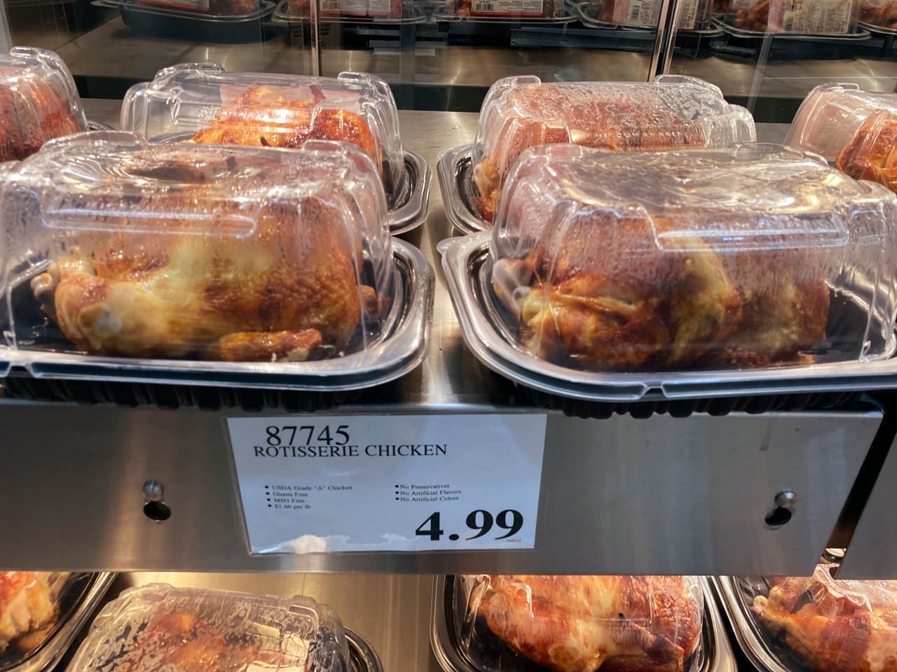 Se muestran envases de pollo asado el martes 5 de julio de 2022, en una tienda Costco en North Miami, Florida. (Foto AP/Wilfredo Lee)