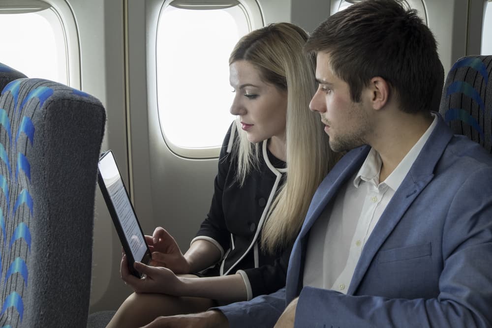 <b><u>Sagitario en el mes de Libra: tu regente, el planeta Júpiter, directo en Escorpión todo el mes. </u></b>
<br>Este mes de Libra será muy movido para ti y te sentirás a tus anchas, sagitariano. Estarás envuelto en una negociación que conlleva un viaje en el que puedes ganar algún dinero, pero también implica riesgos con la aduana. No te prestes a nada ilícito porque una acción ilegal tendría repercusiones graves con la justicia. 
<br>