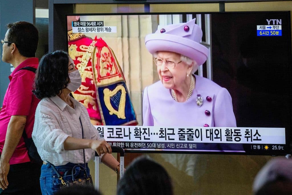 Televisiones de virtualmente todo el mundo interrumpieron su programación habitual para cubrir la noticia del fallecimiento de Isabel II. La imagen fue tomada en Seúl.