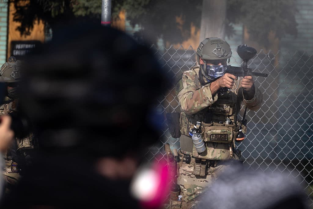 De helicópteros Black Hawk a cateos violentos: los estrafalarios operativos migratorios de ICE en Chicago