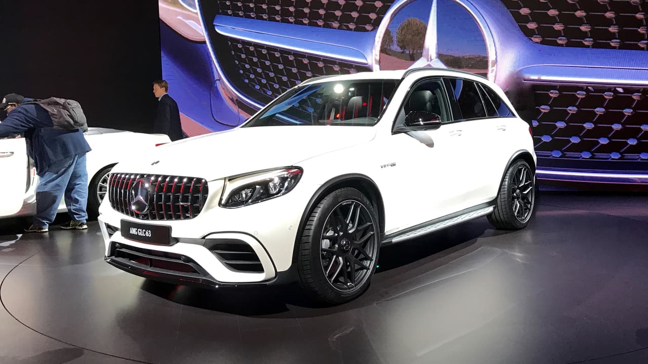 Sin embargo el verdadero plato fuerte de Mercedes-Benz estuvo compuesto por las Mercedes-AMG GLC63 y GLC63 Coupe, las nuevas y primeras SUVs compactas de Mercedes AMG. Ambas camionetas están equipadas por un portentoso motor V8 de 4.0 litros hecho a mano que produce 469 caballos de fuerza y 479 lb-ft of torque. ¡Más nada!