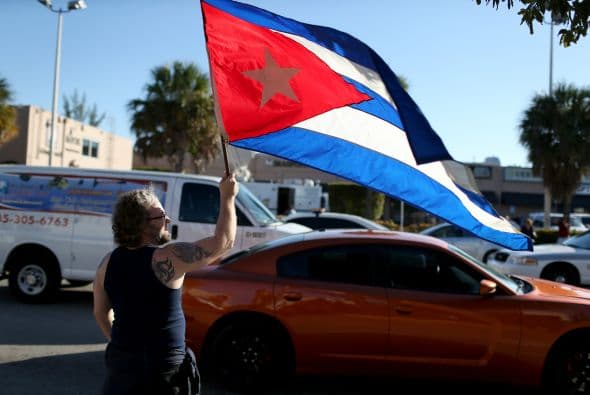 Abdel Rodríguez sostiene una bandera cubana a las afueras de la Pequeña Habana, en Miami.  