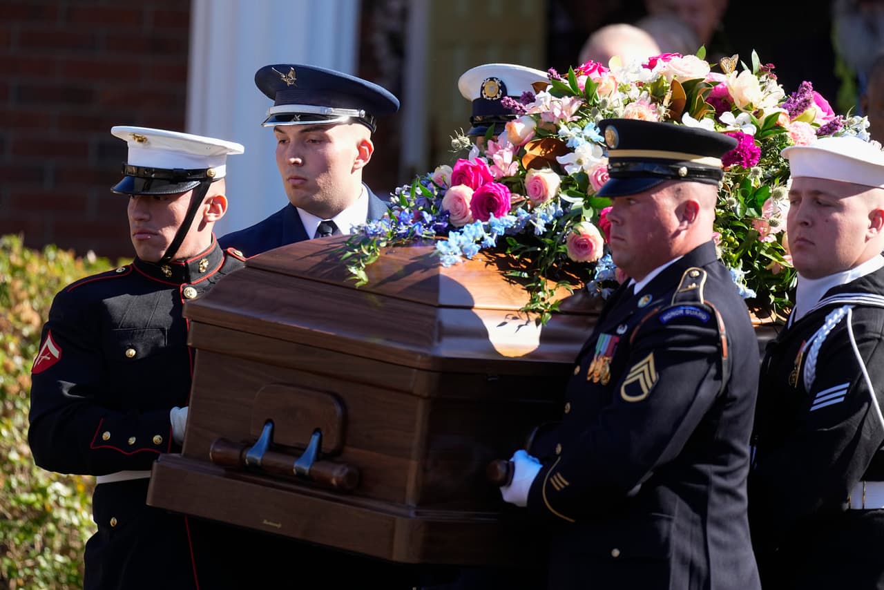 Un equipo de portadores del cuerpo de las Fuerzas Armadas lleva el ataúd después del funeral de la ex primera dama Rosalynn Carter en la Iglesia Bautista Maranatha.