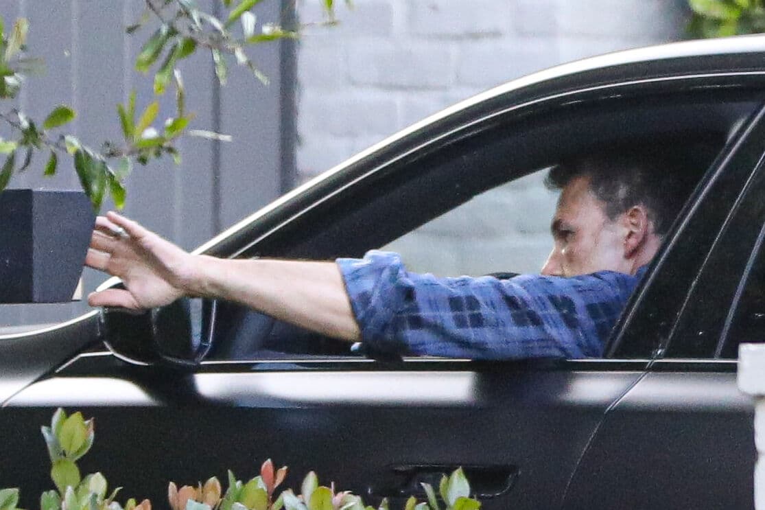Ben Affleck fue captado usando su anillo de casado horas después de haber sido visto sin llevarlo.