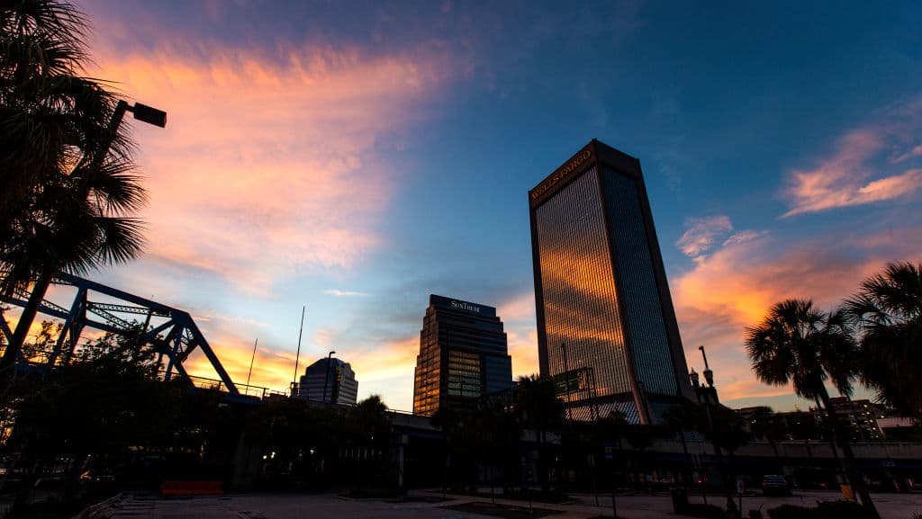En quinto lugar está 
<b>Jacksonville, Florida</b>. Esta urbe ha dado un gran salto gracias a su privilegiada posición como puerto y de comunicaciones de todo tipo. En 2020 estaba en el puesto 15 y en 2019 en el 27.