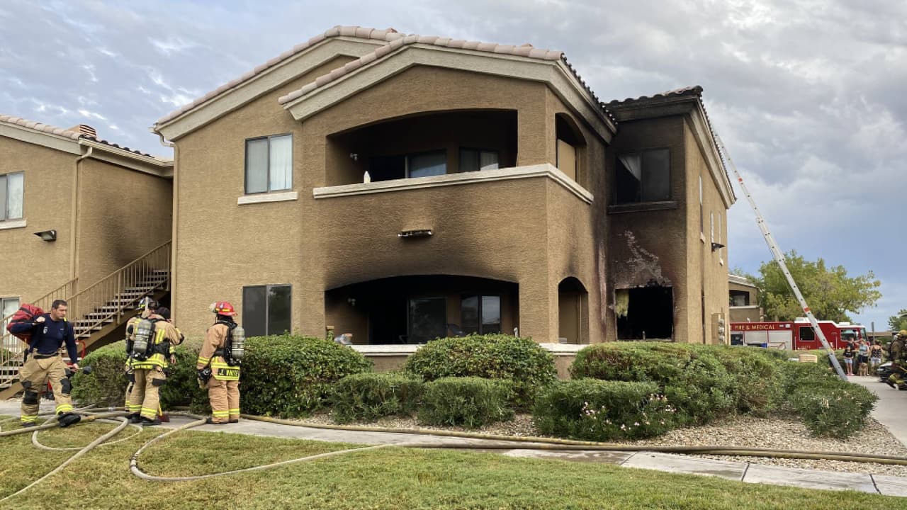 De acuerdo con un comunicado de prensa, los bomberos encontraron un incendio en el primer piso de un complejo de apartamentos de dos pisos.
<br>