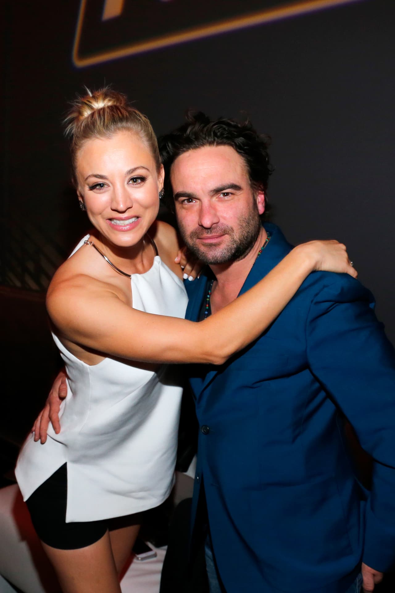 Kaley Cuoco y Johnny Galecki llevaron el amor que tenían sus personajes en 'The Big Bang Theory' en la pantalla chica a la vida real.