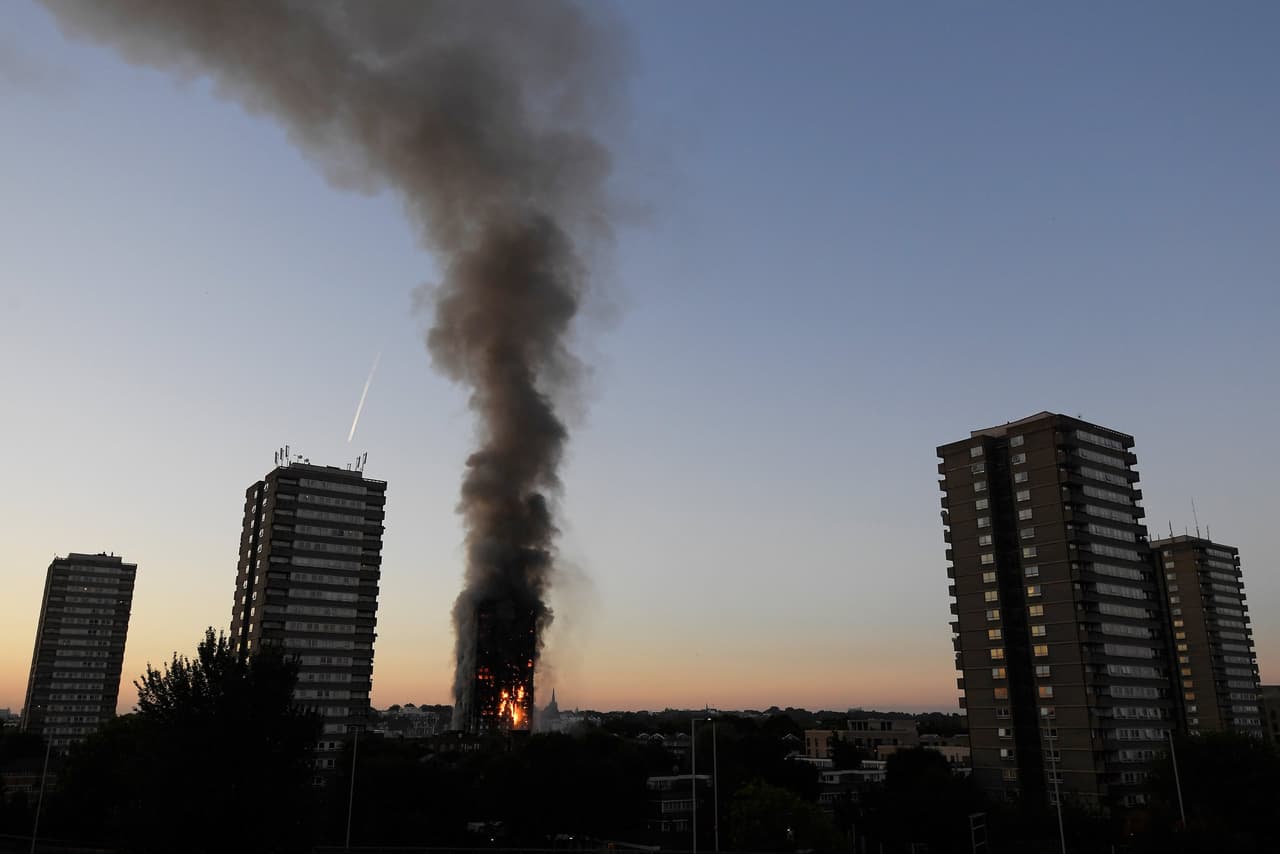 Así se percibe el incendio del edificio y la columna de humo en Londres