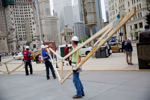 Un grupo de voluntarios se dieron a la tarea de construir 13 modelos de viviendas familiares en plena Plaza Federal, como parte de la iniciativa ‘Habitat For Humanity’, la cual busca mejorar la calidad de vida de familias en Illinois a través de la construcción de casas terreras a precios asequibles. Luego del evento estos modelos serán transportados a diferentes barrios de Chicago. Para más información o si desea participar puede visitar www.chicagolandhabitat.org