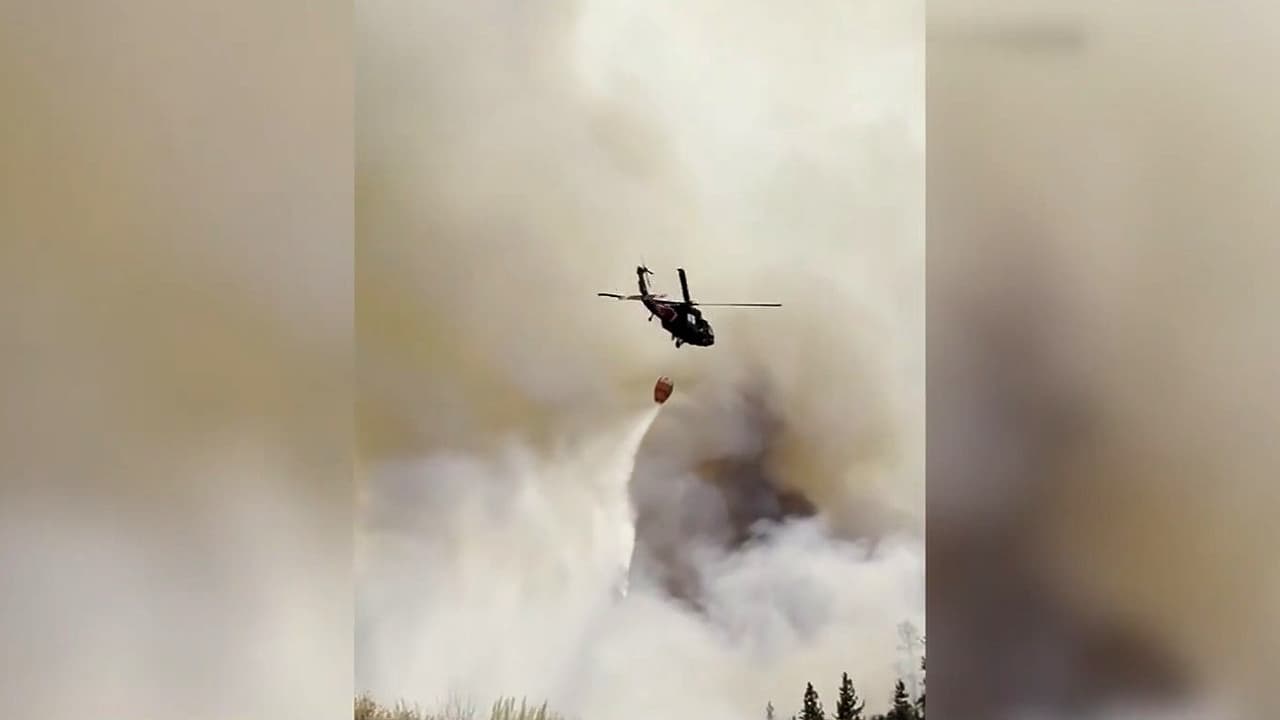 Incendio forestal fuera de control amenaza a Reno y fuerza la evacuación de miles de familias