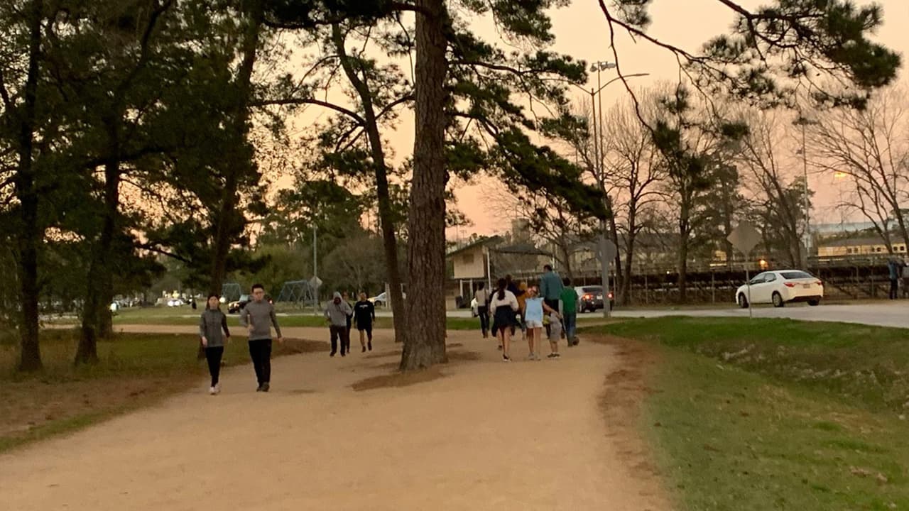 "Los más afectados son los niños", dijo Javier Butron, quien por décadas ha trabajado en los campos de béisbol de la Liga Heights-Norhill Little.