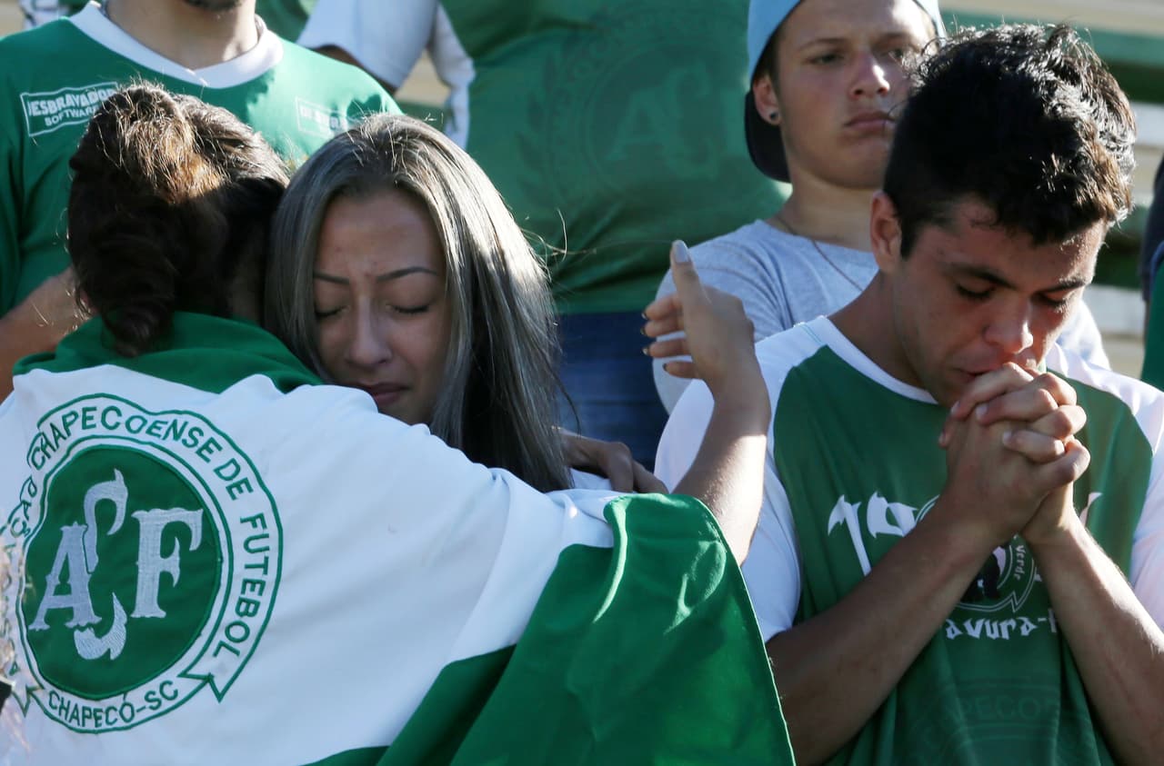 Los hinchas en el estadio Arena Condá, donde se hará el "velatorio colectivo porque todas las personas quieren mostrar su apoyo, darse un abrazo", según dijo el vicepresidente del Chapecoense, Ivan Tozzo. (Foto de Paulo Whitaker/Reuters)