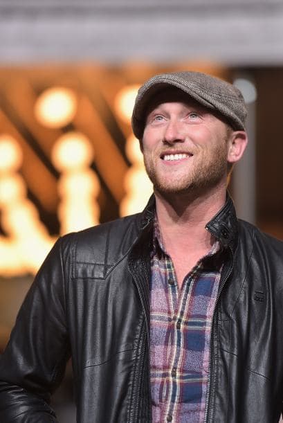 El cantante de country Cole Swindell se veía feliz de formar parte de este gran elenco.