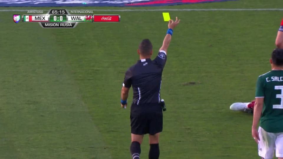 Tarjeta amarilla. El árbitro amonesta a Aaron Ramsey de Wales