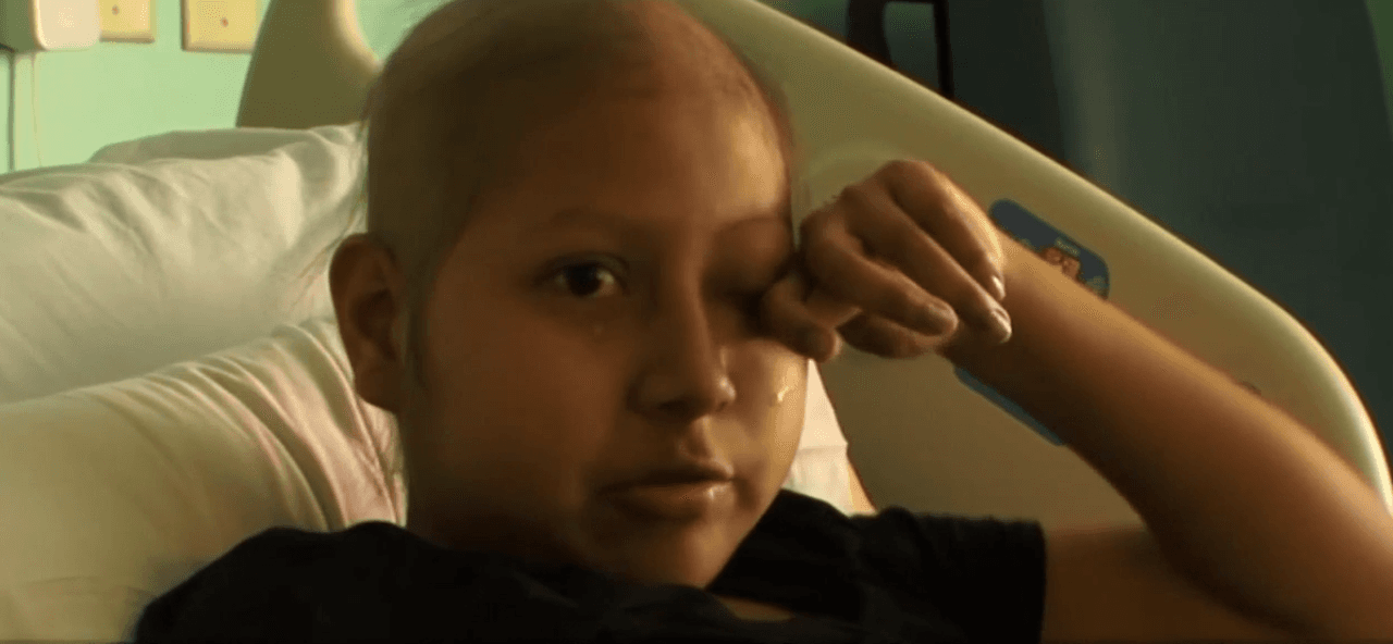 Ixcell Pérez, una niña de 14 años pide a las autoridades que dejen entrar a su madre a EEUU.