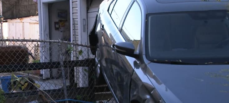 El carro quedó inclinado sobre una verja que frenó su descontrolado paso. Debajo estaba el niño de cinco años.