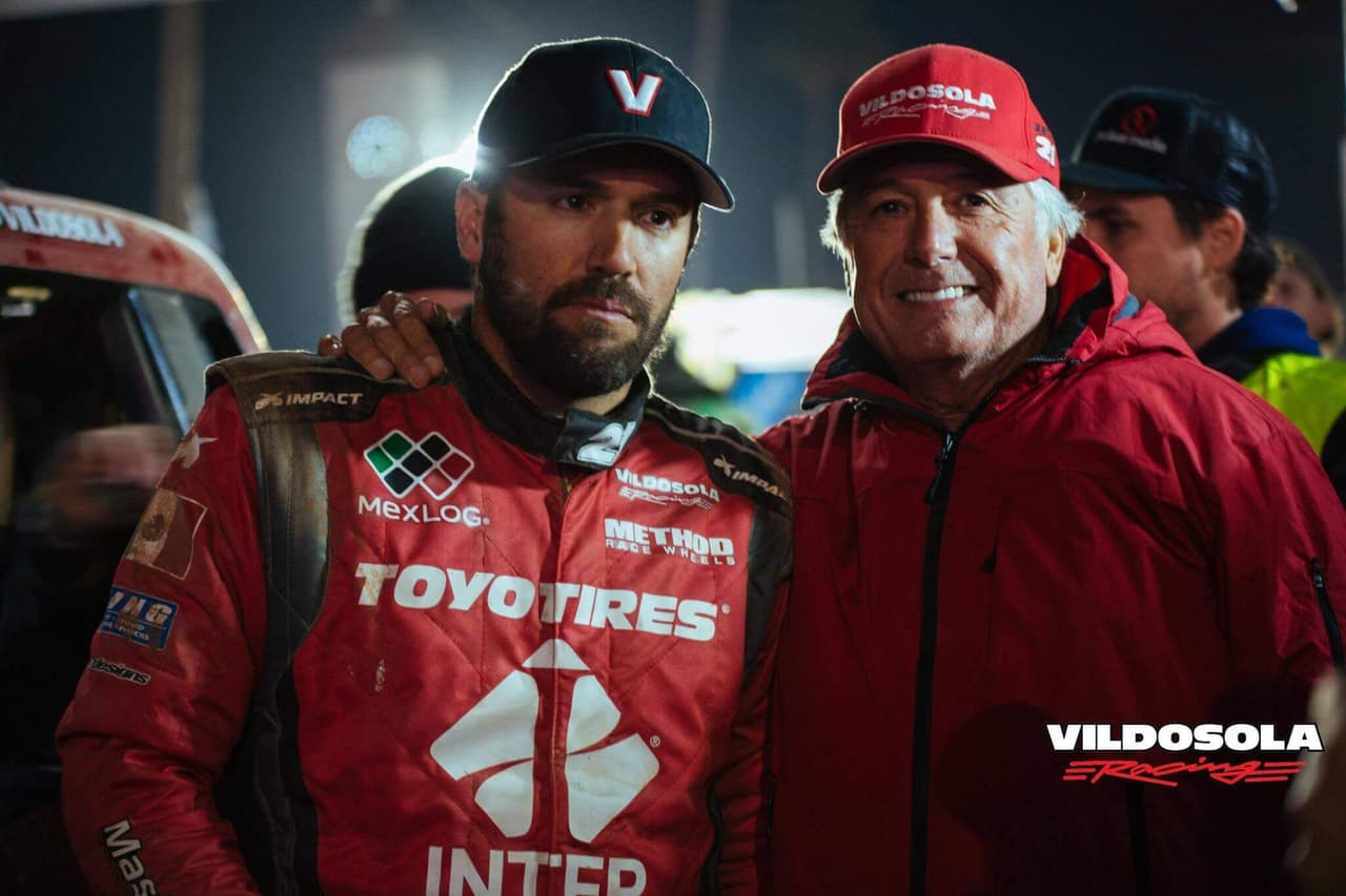 Tal es el caso de
<b> Vildósola Racing</b>, el cual literalmente empezó de cero. En 1968, Gustavo Vildósola padre, a los 14 años de edad, vio fotos de la Baja 1000, quedó encantado y esa edad logró participar con un ‘vocho’ usado que un tío le regaló, el cual fue armando poco a poco. En 1995 se hizo de la victoria en esa categoría
<br>Actualmente el equipo se desempeña en la categoría reina de la Baja 1000: 
<b>Trophy Trucks</b>.
<br>