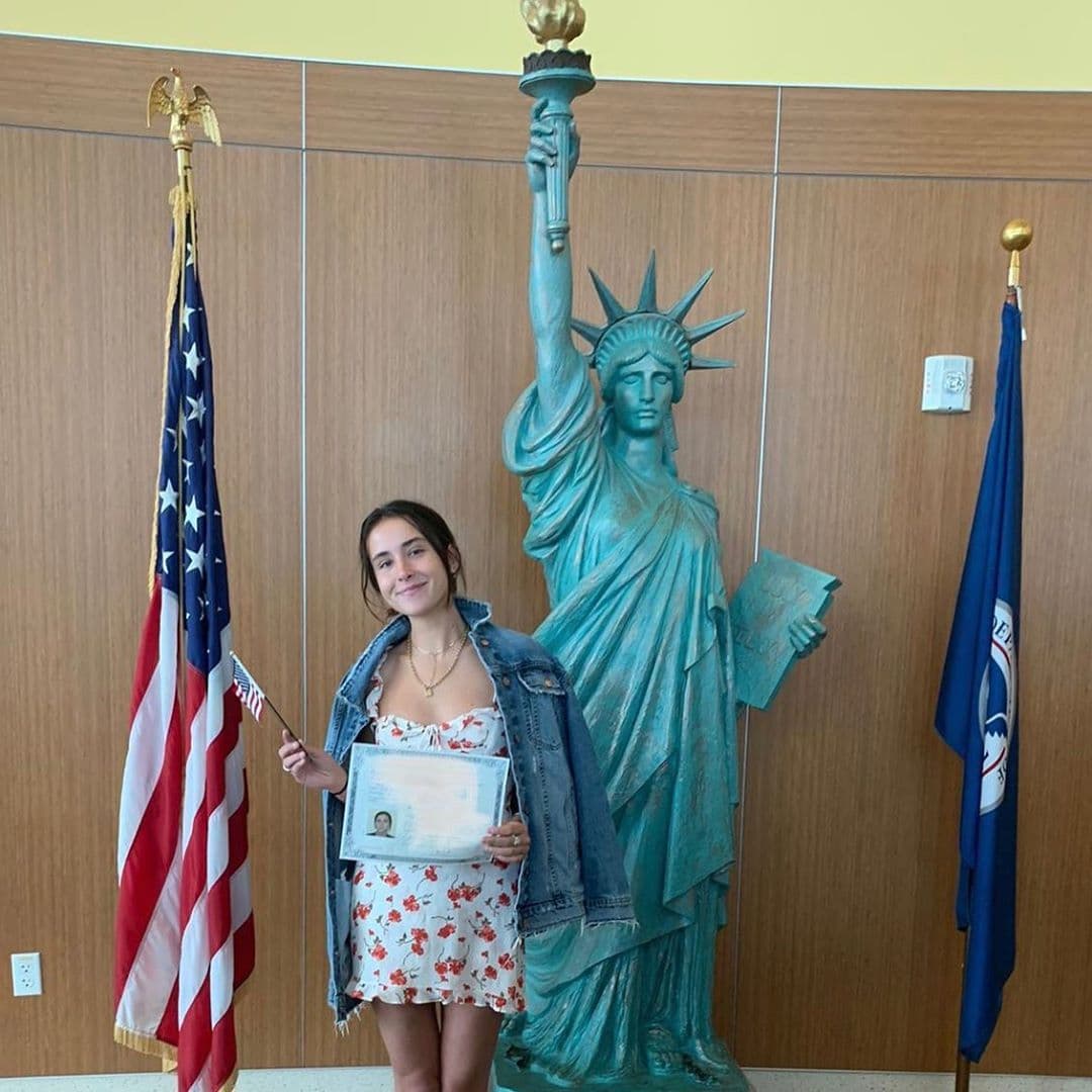 La jovencita de 19 años se convirtió en ciudadana de Estados Unidos y no dudó en compartirlo con su público.