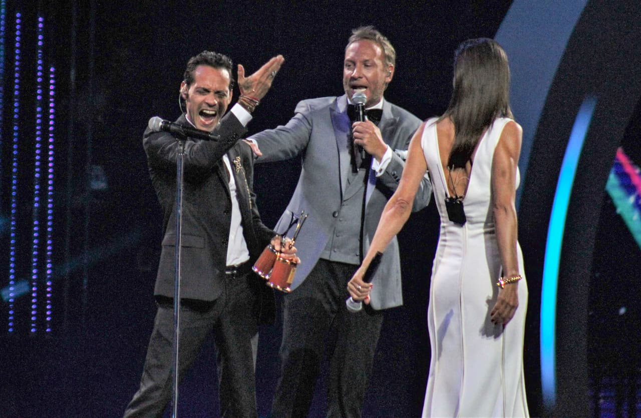 El Festival Internacional de la Canción de Viña del Mar, el más grande de Latinoamérica, se rindió este martes en la noche ante 
<b><a href="https://www.univision.com/shows/premio-lo-nuestro/marc-anthony-arranco-premio-lo-nuestro-con-su-primicia-mundial-tu-vida-en-la-mia-video">Marc Anthony</a></b>.