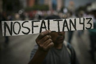 Los familiares de las víctimas no creen en la versión oficial y exigen a las autoridades una investigación más exhaustiva.