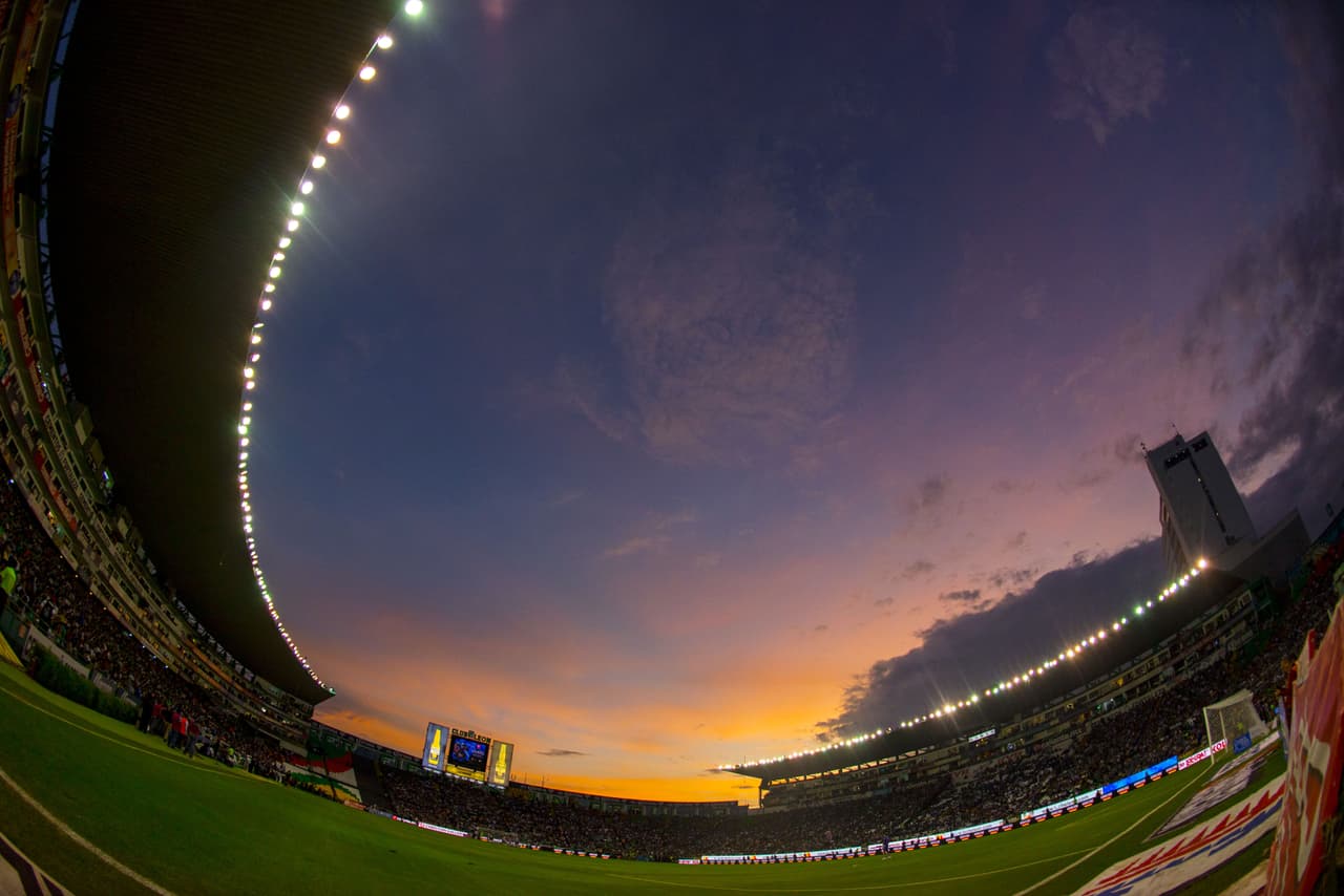 Con un autogol sumado a los goles de Jean Meneses y Ángel Mena, el León se aproxima a la Liguilla y aleja a San Luis de la zona de calificación.