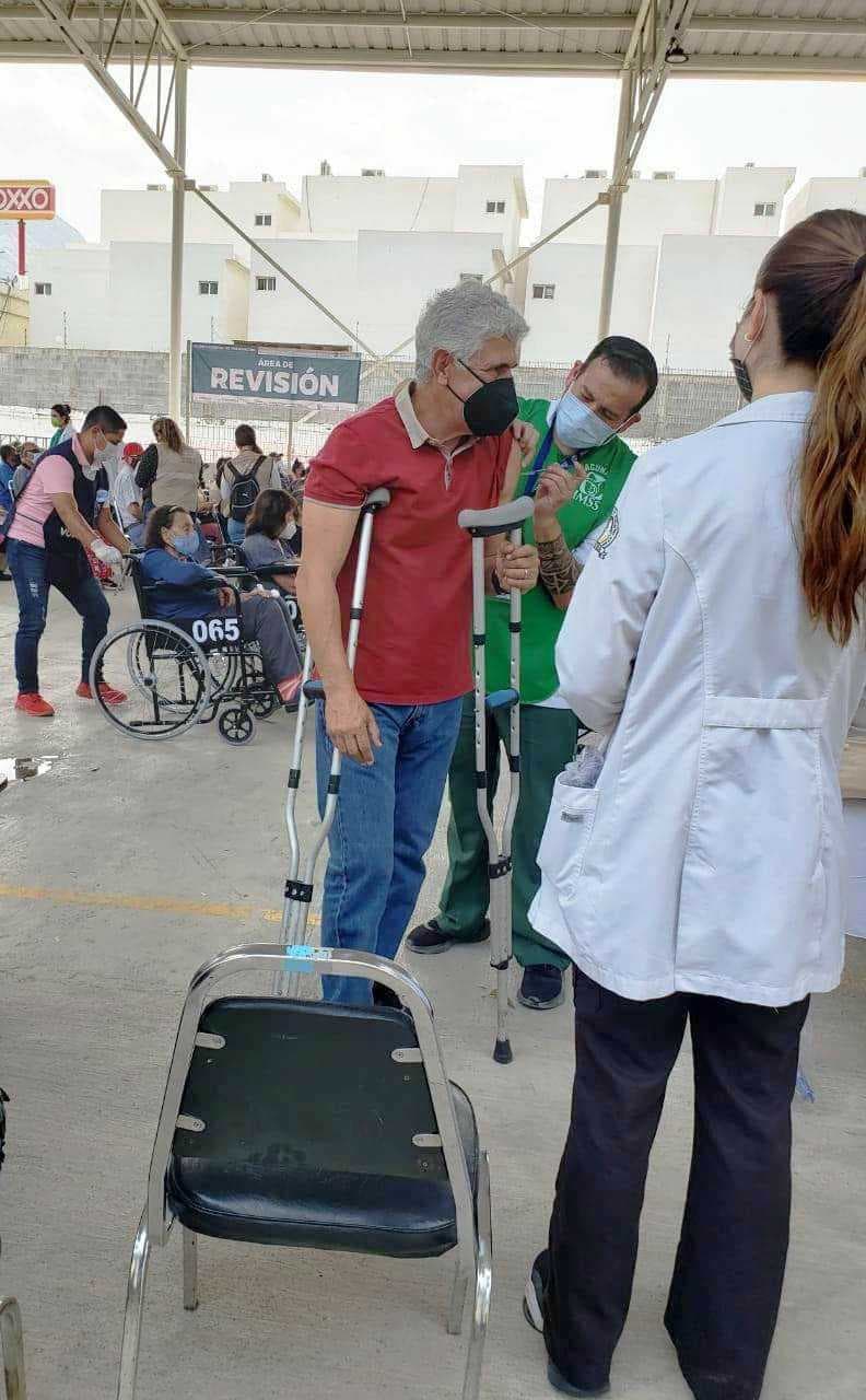 Ricardo 'Tuca' Ferretti recibió la primera dosis de la vacuna de Pfizer.