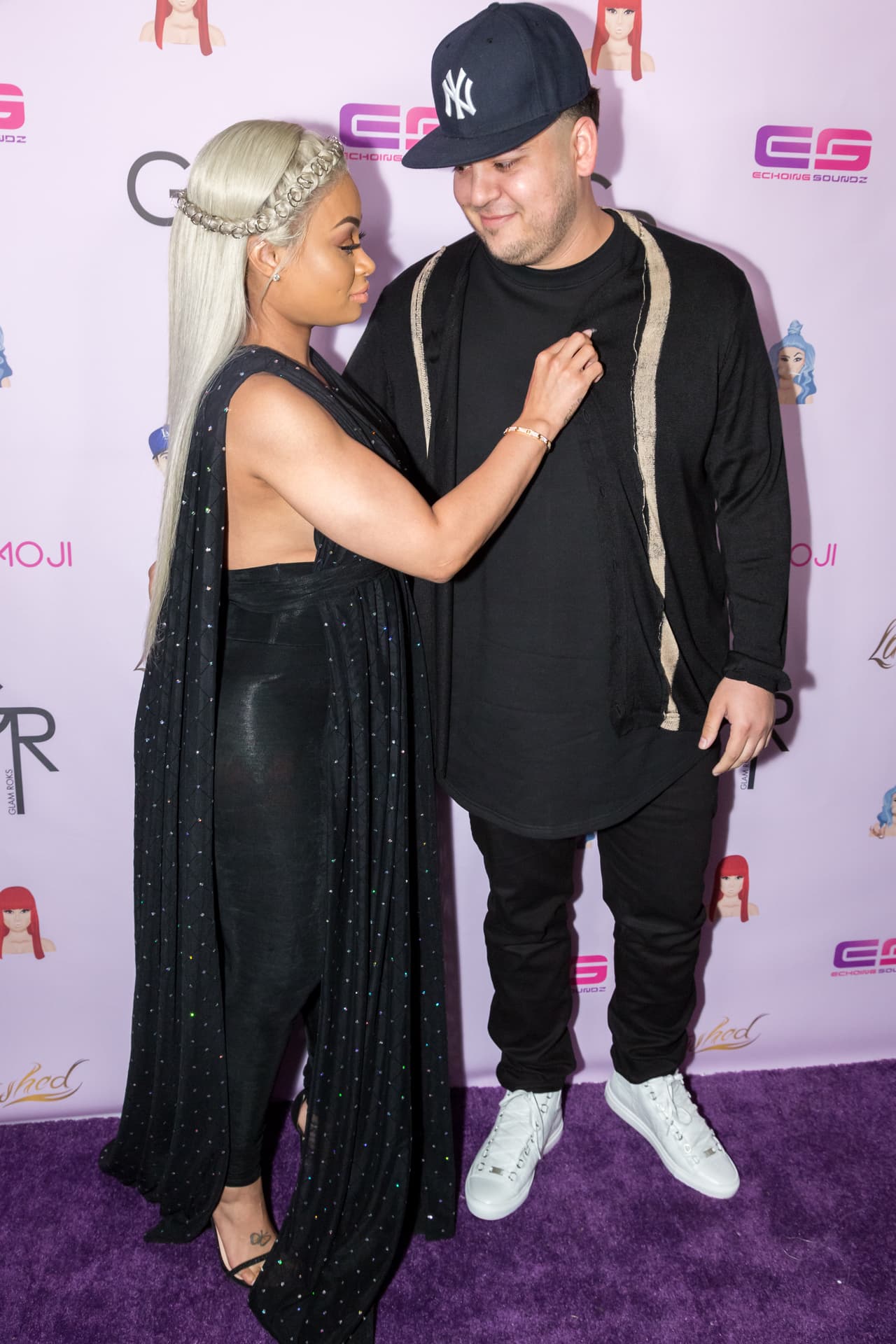 En 2018, Blac Chyna demandó a su ex, Rob Kardashian, y a su familia, acusándolos de haber provocado la cancelación de su reality show ‘Rob & Chyna’ y que, según ella, 
<b><a href="https://www.univision.com/famosos/blac-chyna-se-vistio-igual-que-su-no-muy-buena-amiga-kylie-jenner-y-esto-sabemos-del-singular-vestido-fotos" target="_blank">arruinó sus negocios</a></b> y la hicieron perder millones de dólares.