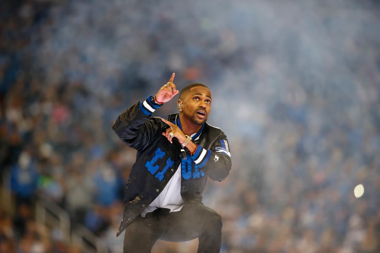 El famoso rapero nativo de Detroit, Big Sean encendió el ánimo de la afición en el Ford Field al medio tiempo del juego de Thanksgiving entre los Lions y los Eagles.