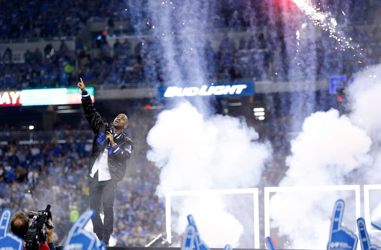 El famoso rapero nativo de Detroit, Big Sean encendió el ánimo de la afición en el Ford Field al medio tiempo del juego de Thanksgiving entre los Lions y los Eagles.
