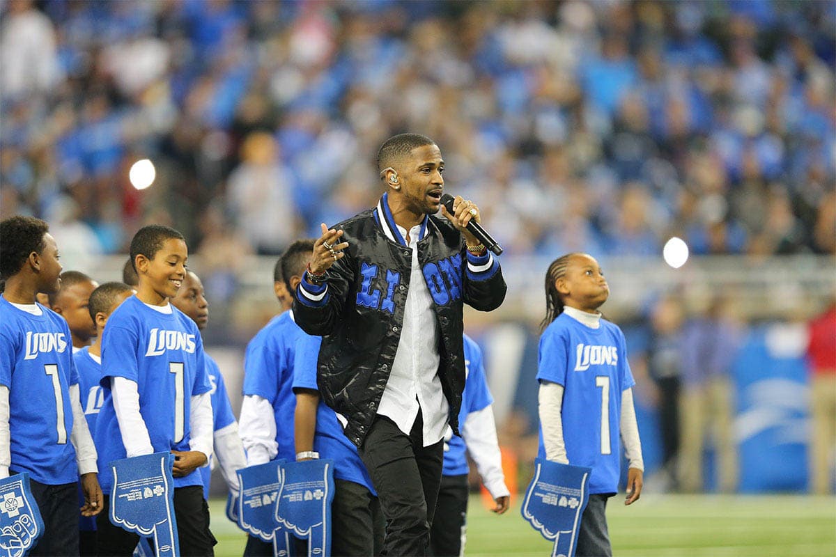 El famoso rapero nativo de Detroit, Big Sean encendió el ánimo de la afición en el Ford Field al medio tiempo del juego de Thanksgiving entre los Lions y los Eagles.