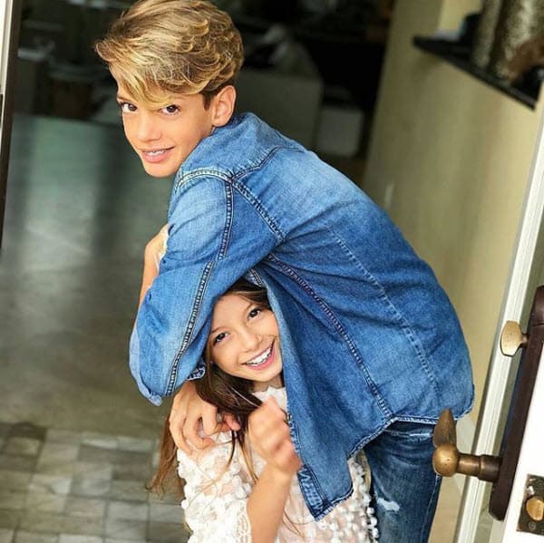 Esa sonrisa coqueta y mirada pícara 'Tophy' las heredó de su padre, mientras que Kylie se parece más a su madre,
<b><a href="https://www.univision.com/temas/elizabeth-gutierrez">Elizabeth Gutiérrez</a></b>.