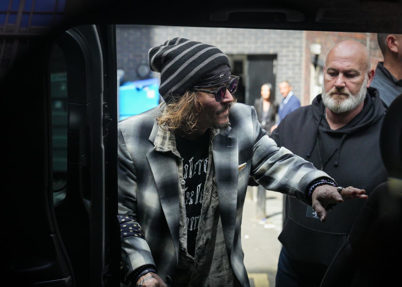 "Dondequiera que va, 
<b>los fanáticos lo acosan</b>", dijo la persona consultada. 
<br>