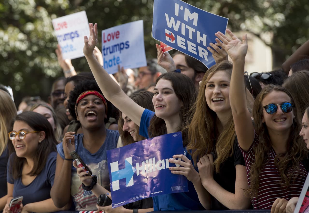 Algunos presentes en el campus de la universidad Washington muestran su apoyo a Hillary Clinton.