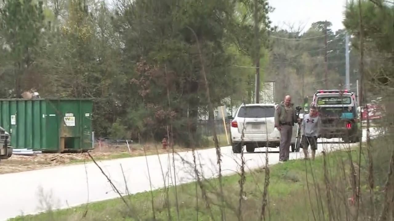 Arrestan a
<a href="https://www.univision.com/local/houston-kxln/arrestan-a-sospechoso-de-atropellar-mortalmente-a-un-joven-de-17-anos-en-new-caney-video">sospechoso de atropellar mortalmente</a> a un joven de 17 años en New Caney
<br>El joven fue embestido cuando caminaba hacia su casa y el conductor del vehículo se dio a la fuga. El cadáver de la víctima fue encontrado en una zanja por una persona que pasaba por el área y dio aviso a las autoridades.