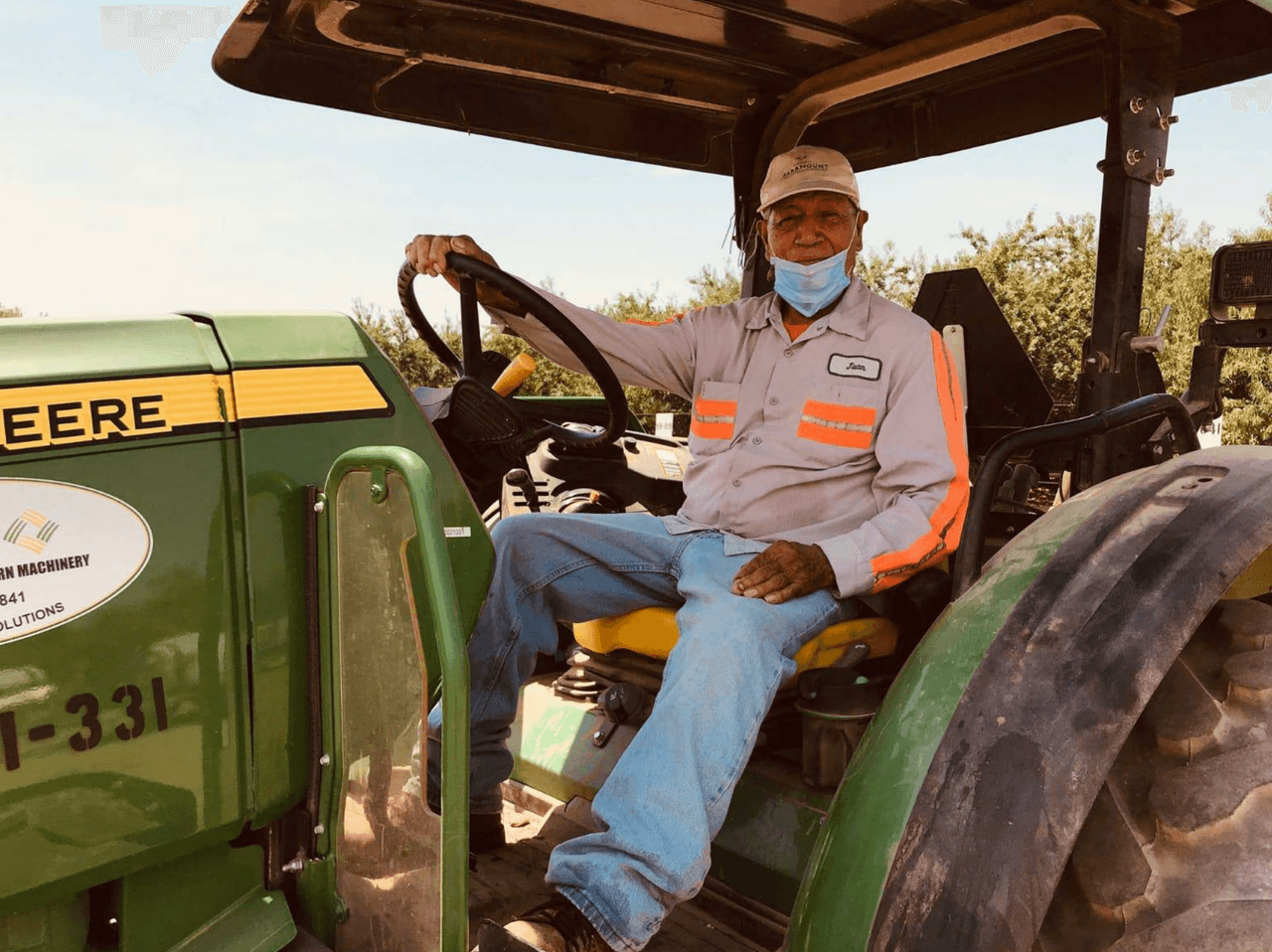 <b>Juan tiene 80 años y ha trabajado en la misma empresa durante cuatro décadas</b>. Orgulloso y honrado de seguir trabajando para alimentar a la nación durante la pandemia de Covid-19, comenta que a diferencia de la mayoría de los trabajadores agrícolas, su contrato sindical le proporciona beneficios y una voz empoderada.