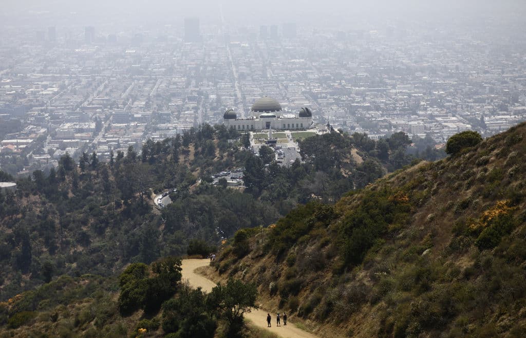 Hallan cuerpo decapitado en camino de Griffith Park