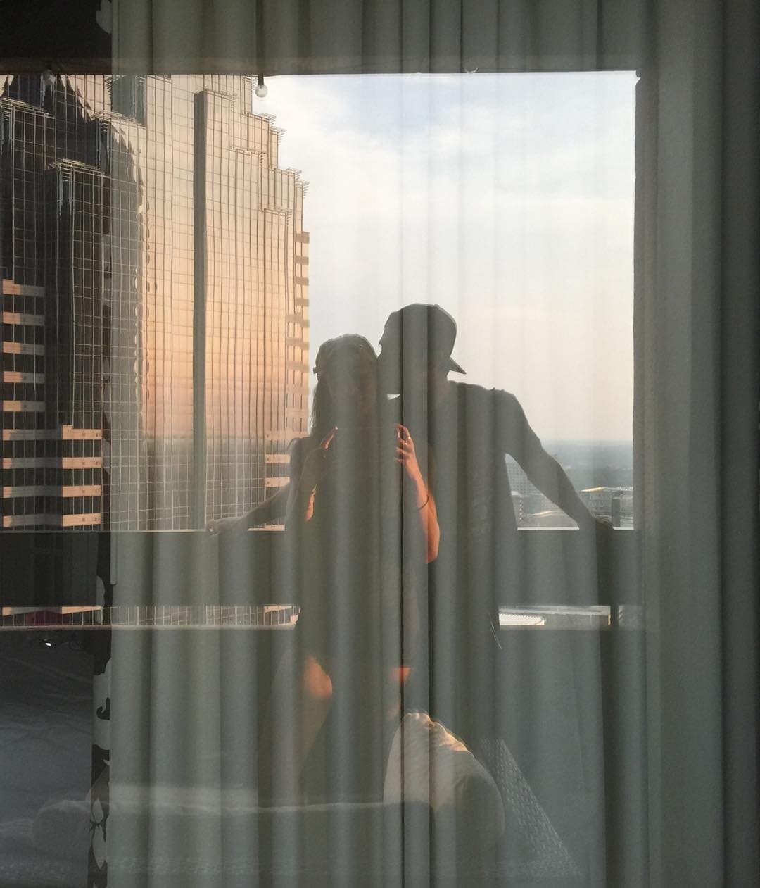 Zac Efron felicitó a su novia Sami Miró con esta fotografía.