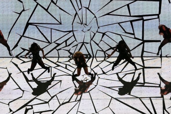 Ni el mejor guionista de Hollywood hubiese podido escribir un libreto mejor que el Super Bowl 2013. Con lágrimas, risas, entretenimiento, estupor, suspenso, miedo y mucha emoción, este Super Bowl “tuvo de todo un mucho”. El coro de la escuela de Newtown que sufrió en diciembre una matanza que conmocionó al mundo, con 26 niños de la escuela primaria Sandy Hook, abrió la ceremonia previa al partido con la canción "America The Beautiful", al lado de la actriz y cantante Jennifer Hudson. Los estudiantes llevaban lazos verdes en homenaje a los 20 niños y 6 adultos asesinados en Sandy Hook el pasado 14 de diciembre, y durante su actuación muchos de los jugadores y espectadores apenas pudieron contener las lágrimas. Después le tocó el turno a Alicia Keys, quien al piano y con un sexy vestido rojo de tirantes interpretó el himno nacional estadounidense, agregando algunas palabras en la estrofa final, ante el estupor de algunos. La actuación musical del descanso, la más esperada siempre, correspondió este año a Beyoncé y llegó precedida de la polémica después de que la estrella admitiera que cantó el himno nacional en falso directo, sobre una canción pregrabada, durante la ceremonia de la segunda investidura presidencial de Barack Obama. La artista con mucha fuerza y sin dejar de bailar sobre un escenario con fuegos artificiales y luces con la forma de su rostro y su larga melena, vistiendo un conjunto de cuero negro de Rubin Singer, con guantes a juego y botines de tacón, y acompañada de más de 100 bailarines repasó algunos de sus éxitos como "Love on Top", "Crazy in Love", "Baby Boi" y "Till the End of Time". Se unieron a ella después Kelly Rowland y Michelle Williams, sus compañeras en el ya disuelto grupo Destiny's Child y vestidas también de negro. Las tres cantaron y bailaron sincronizadas "Independent Woman" y "Single Ladies (Put A Ring On It)". En el tercer cuarto del partido se produjo un inesperado apagón, que duró 34 minutos, y que fundió a negro las televisiones de millones de hogares en todo el país y dejó en blanco a los presentadores de la cadena CBS, la encargada de la retransmisión. Con cada bloque de treinta segundos de publicidad vendido a un precio de entre 3,7 y 3,8 millones de dólares, los dos anuncios de Chrysler estuvieron entre los mejores, según un sondeo realizado por The Wall Street Journal a ejecutivos publicitarios y espectadores, pero según USA Today el primer lugar correspondió a Budweisser. También fueron muy comentados en Twitter los de Taco Bell y Doritos, en una noche en la que rostros conocidos como los actores de comedia Amy Poehler ("Parks and Recreation"), Tracy Morgan ("30 Rock") y Kaley Cuoco ("The Big Bang Theory"), y la modelo Bar Refaeli se colaron en algunos de los anuncios.