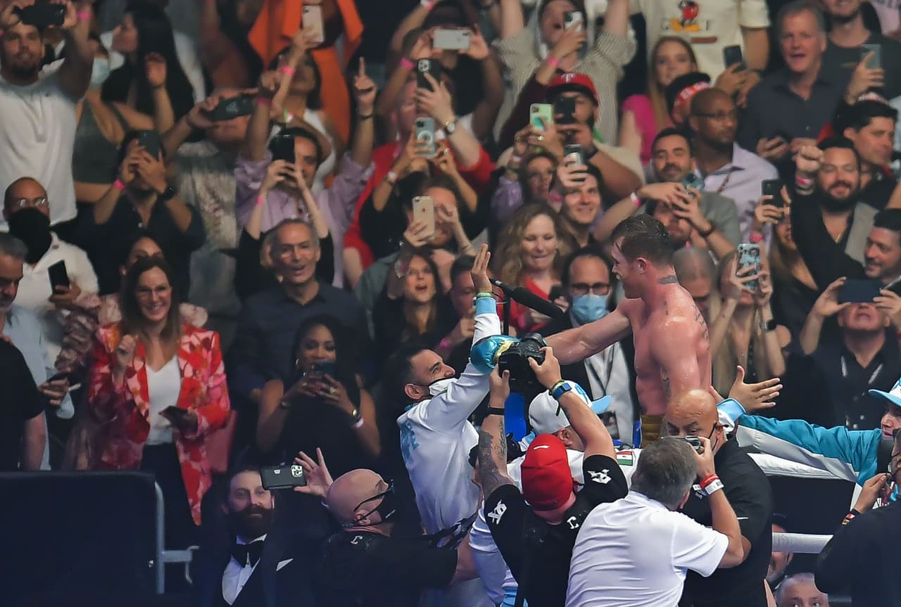 Saúl 'Canelo' Álvarez le dio una tunda al peleador británico, le cerró por completo un ojo y provocó que ya no saliera al noveno round después del castigo que recibió en 8 asaltos dominados por el mexicano.