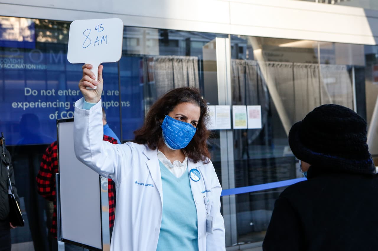 El Moscone Center South es un sitio sin ascensor y está ubicado en el barrio de SoMa. La entrada se encuentra sobre la calle Howard, entre las calles 3 y 4. Hay estacionamiento de pago en el garaje Fifth y Mission (Yerba Buena) en 833 Mission Street. Las tarifas son de $3 a $5 por hora, dependiendo de cuándo ingrese.
<br>
<br>Si viajas en transporte público, las estaciones del BART de Powell y Montgomery son las más cercanas al centro. En
<a href="https://sf.gov/es/node/1518" target="_blank">este enlace</a> puedes encontrar las instrucciones en español para llegar también por los sistemas Muni y Caltrain.