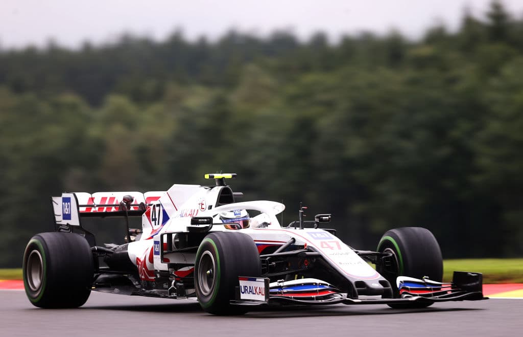 Max Verstappen aseguró la pole position con un tiempo de 1:59.765, sorpresivamente el piloto que consiguió el segundo mejor tiempo fue el británico George Russell con 2:00.086 y en la tercera plaza quedó el heptacampeón de la Fórmula 1, Lewis Hamilton, con un tiempo de 2:00.099.
