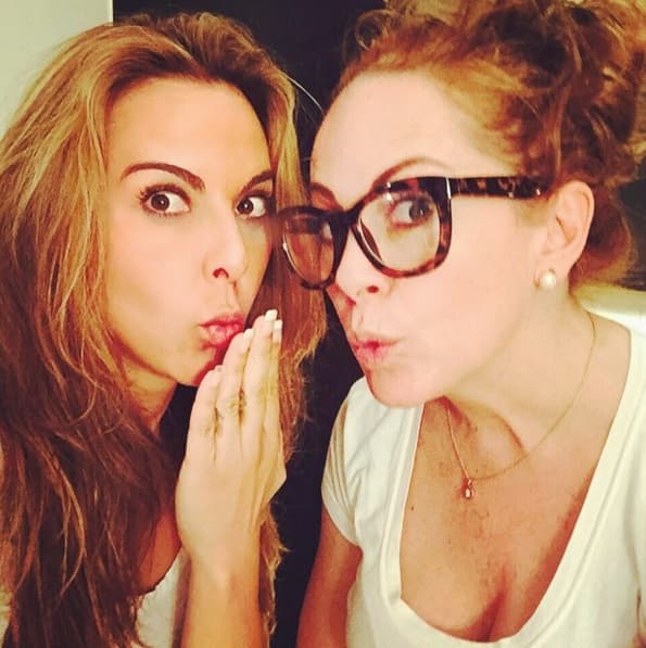 Estas amigas se traen algo entre manos.