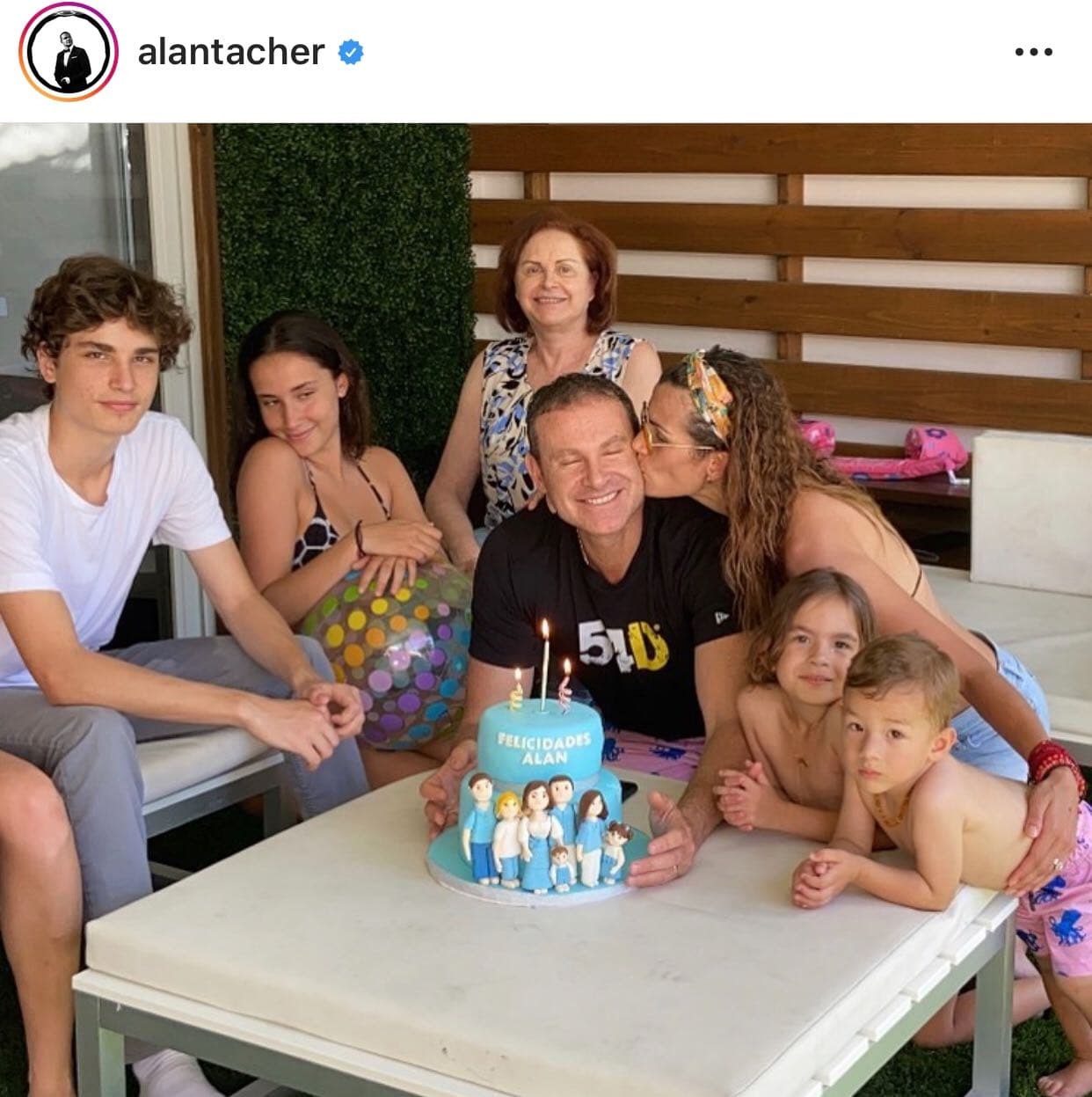 A través de su cuenta de
<b><a href="https://www.instagram.com/alantacher/"> Instagram</a></b>, el integrante de
<b><a href="https://www.univision.com/shows/despierta-america">Despierta América </a></b>compartió varias imágenes como esta en la que se le vio acompañado de su familia.
<br>