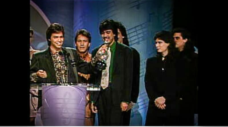 En la misma categoría Los Temerarios, miembros del Salón de la Fama de los Compositores Latinos, obtuvieron el premio a Mejor Grupo del Año.