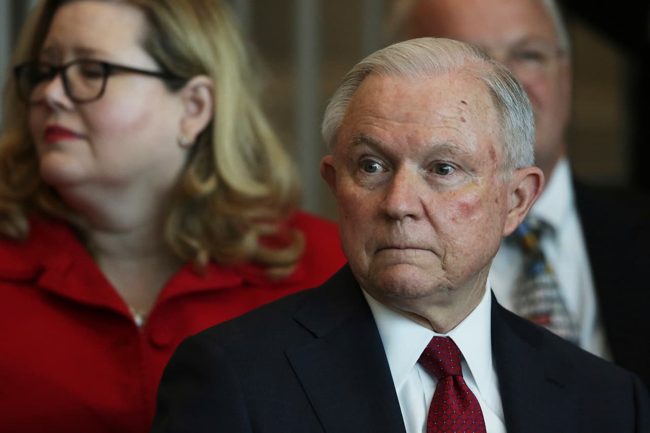 Trump pide a Sessions investigar la identidad del alto funcionario que escribió explosivo artículo anónimo 