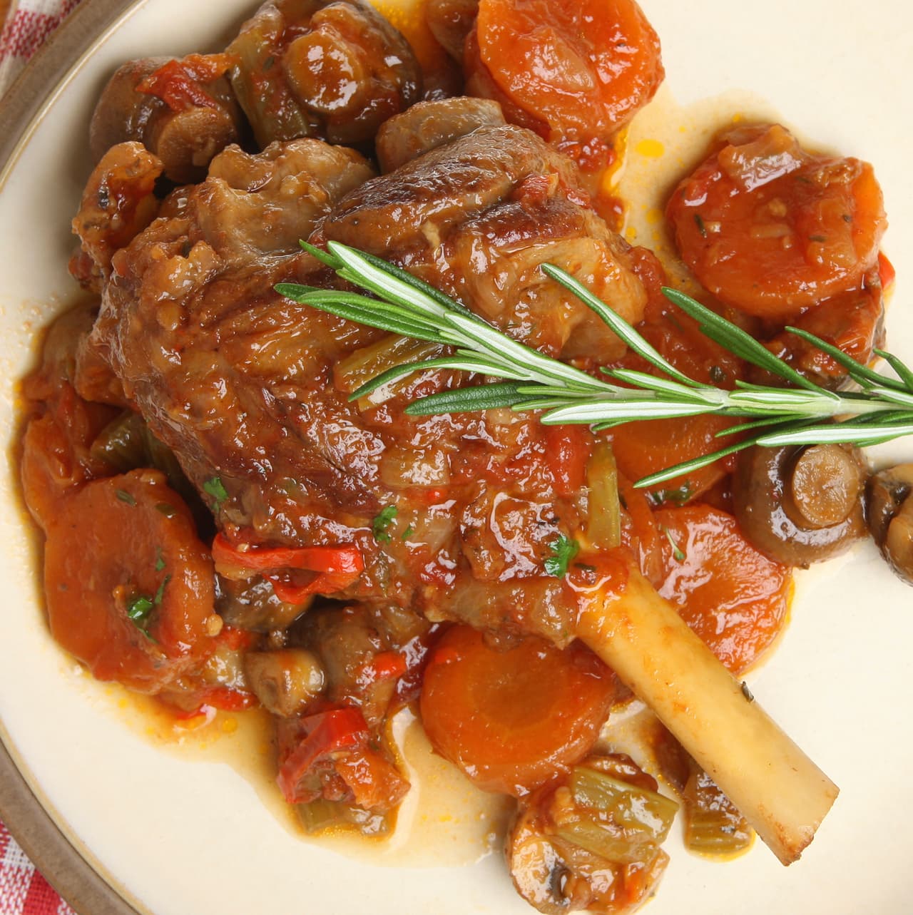 Guisado de carne. Ideal para darle un mimo al alma. Se cocina por largas horas, intensificando los sabores simples y deliciosos. Secreto: añade una cucharadita de salsa inglesa a tus guisados de cordero y lograrás ese sabor de ‘pub’ que tanto añoras.
